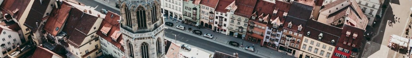 Rottweil-Zepfenhan vue aérienne, église et bâtiments rouges animés.