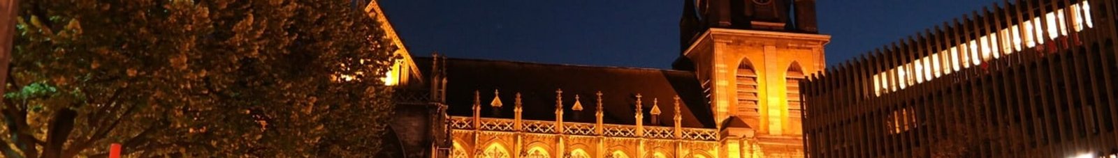 Place de la cathédrale illuminée en pleine nuit, Liège, Belgique