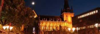 Place de la cathédrale illuminée en pleine nuit, Liège, Belgique