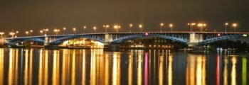 Mayence-Finthen, pont éclairé réfléchissant sur eau calme.