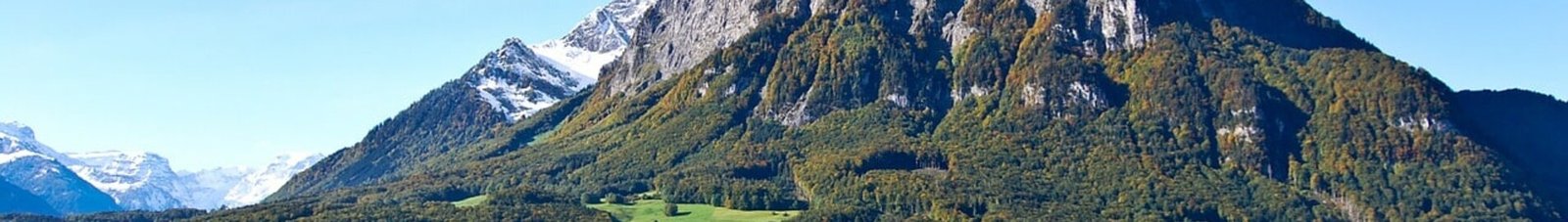 Mollis, village pittoresque avec montagnes et champs.