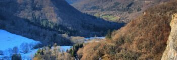 Payerne : vue vallée pittoresque sous ciel bleu.