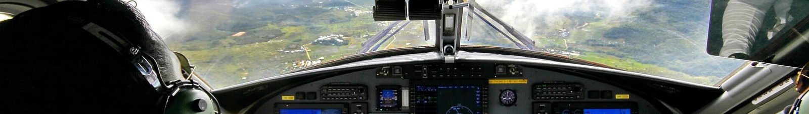 location jet privé, vue cockpit avec pilotes en uniforme.