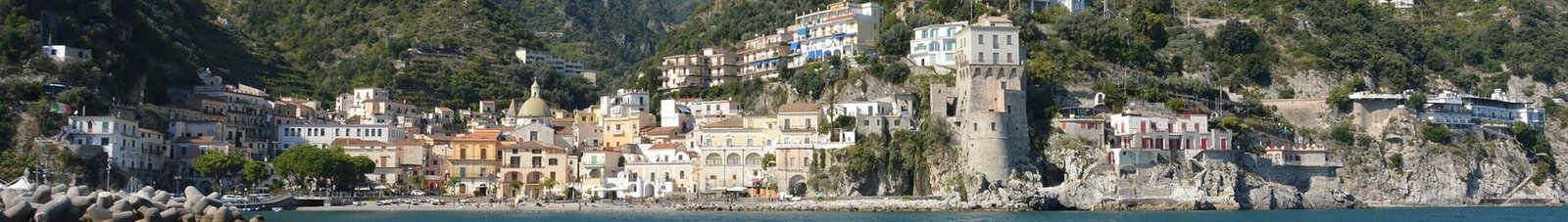 location de jet privé, Salerne : collines verdoyantes et bâtiments colorés