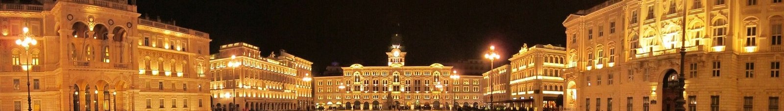 Trieste Ronchi del Legionari : Place de la ville la nuit.