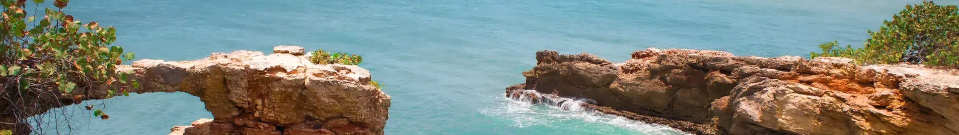 Cabo Rojo : Roches, eaux turquoise et ciel bleu.