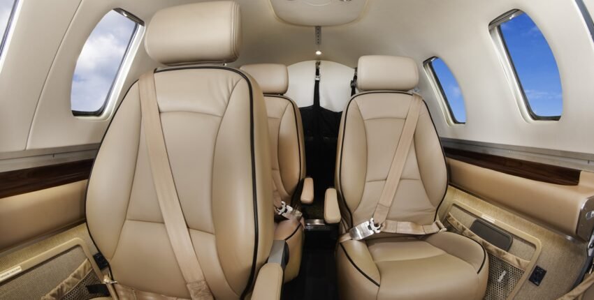 - Location de jet privé, quatre sièges en cuir beige
- Jet privé intérieur luxueux, sièges en cuir beige