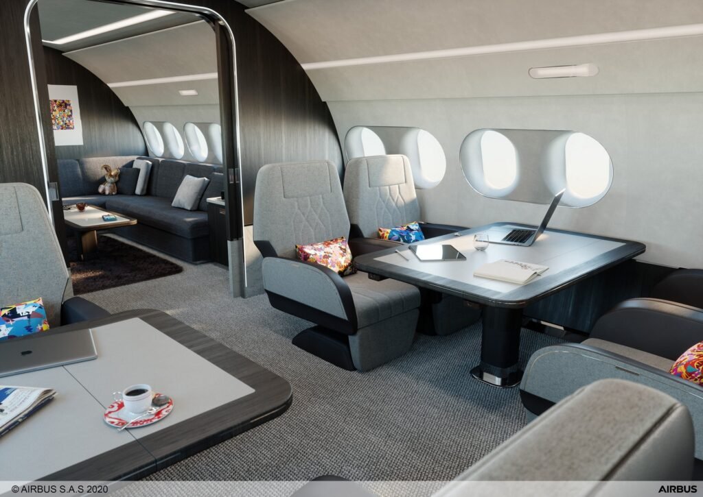 Intérieur luxueux du jet ACJ 220 privé, sièges confortables.