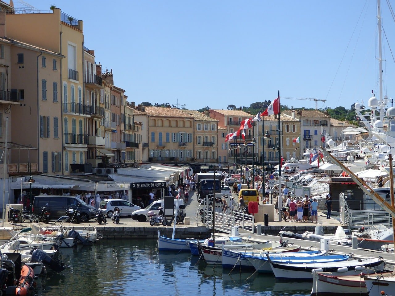 Scène portuaire—TOP 10 voyages jet privé Europe.