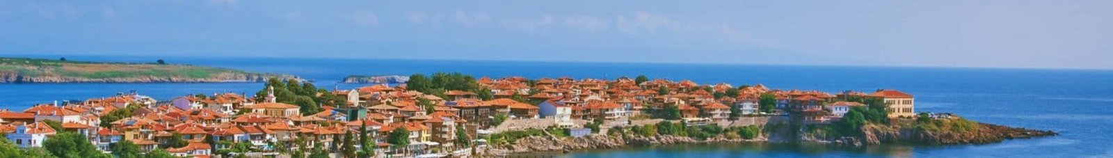 Ville côtière pittoresque de Nessebar avec plage et mer.