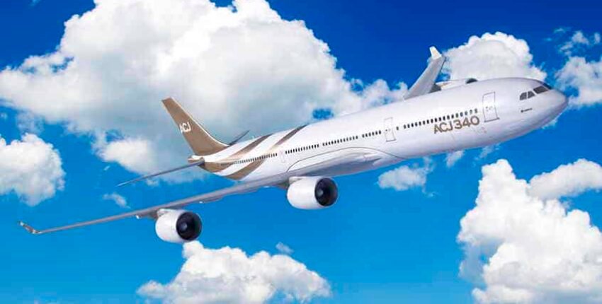 location de jet privé : ACJ A340 dans le ciel.