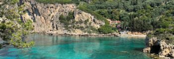 Destination de rêve Mykonos : vue côtière pittoresque.