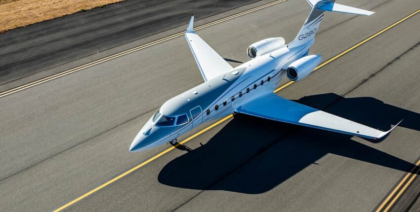 location jet privé : Gulfstream G280 taxiant sur piste.