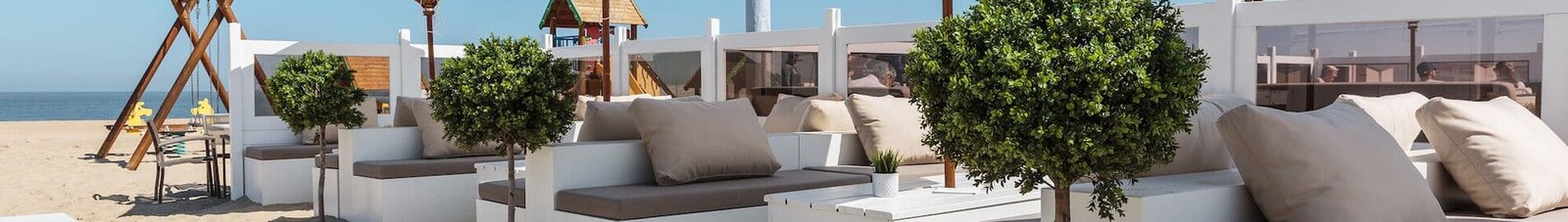 Plage Knokke-le-Zoute : lounge relaxant, canapés blancs, ciel bleu