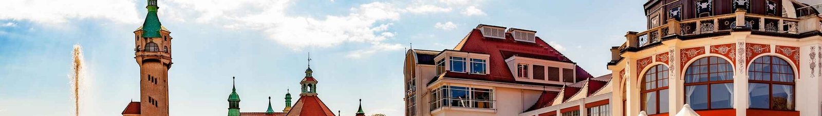 Place pittoresque de Sopot avec tour et fontaine.