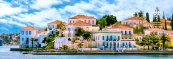 Vue panoramique sur le front de mer dans le village de Spetses.