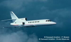 Location de jet privé dans un ciel nuageux