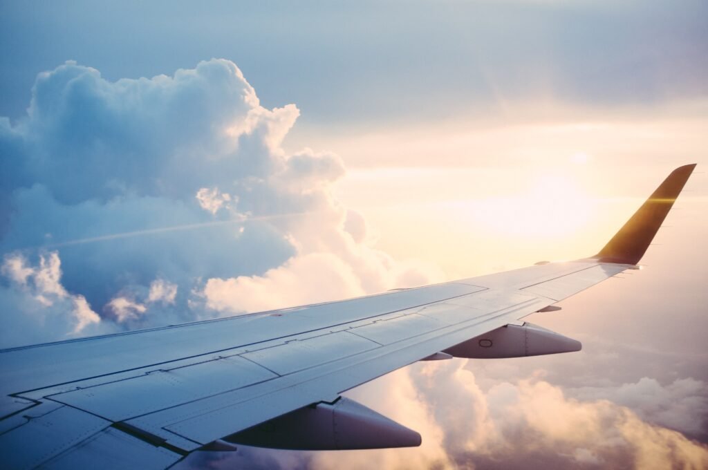 aile avion dans les nuages