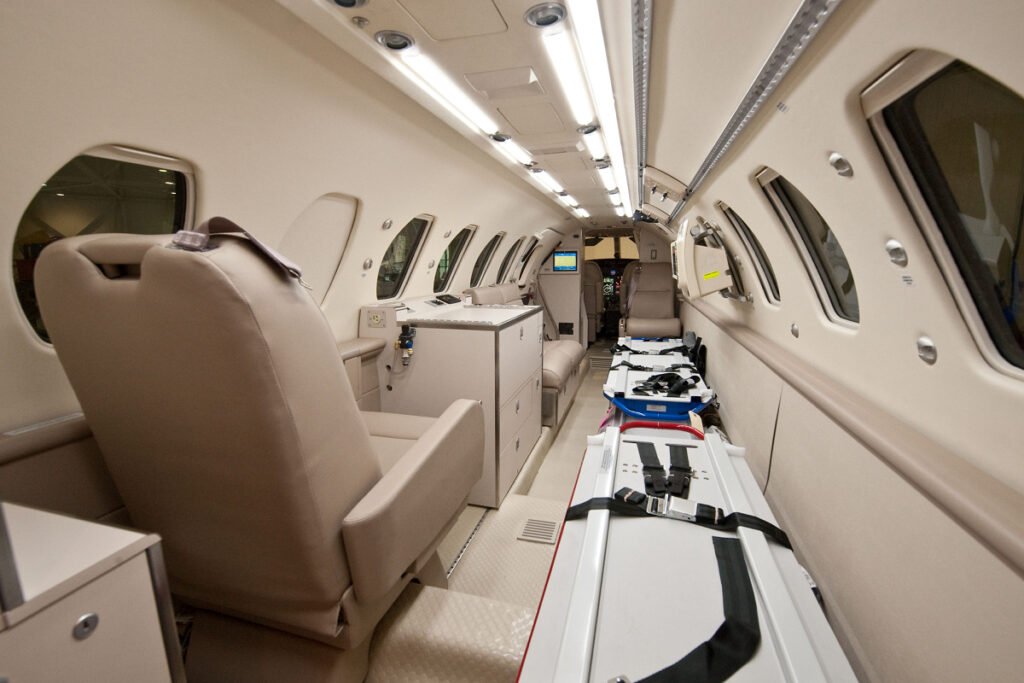 Location jet privé : intérieur cuir beige avec équipement médical.