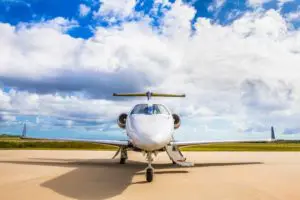 ```
alt="location de jet privé PHENOM 300 sur une piste"
```