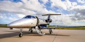 **emplacement de jet privé sous un ciel nuageux**