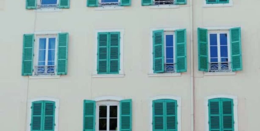 Maison Blanche aux fenêtres bleues à Villefranche sur Saône