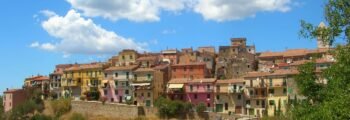 Location de jet privé : village coloré, ciel bleu.