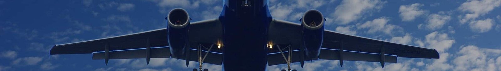 location de jet privé: grand avion dans le ciel bleu