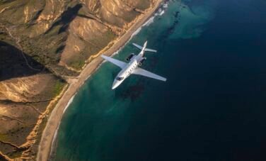 Jet privé Cessna XLS en vol au dessus de la mer