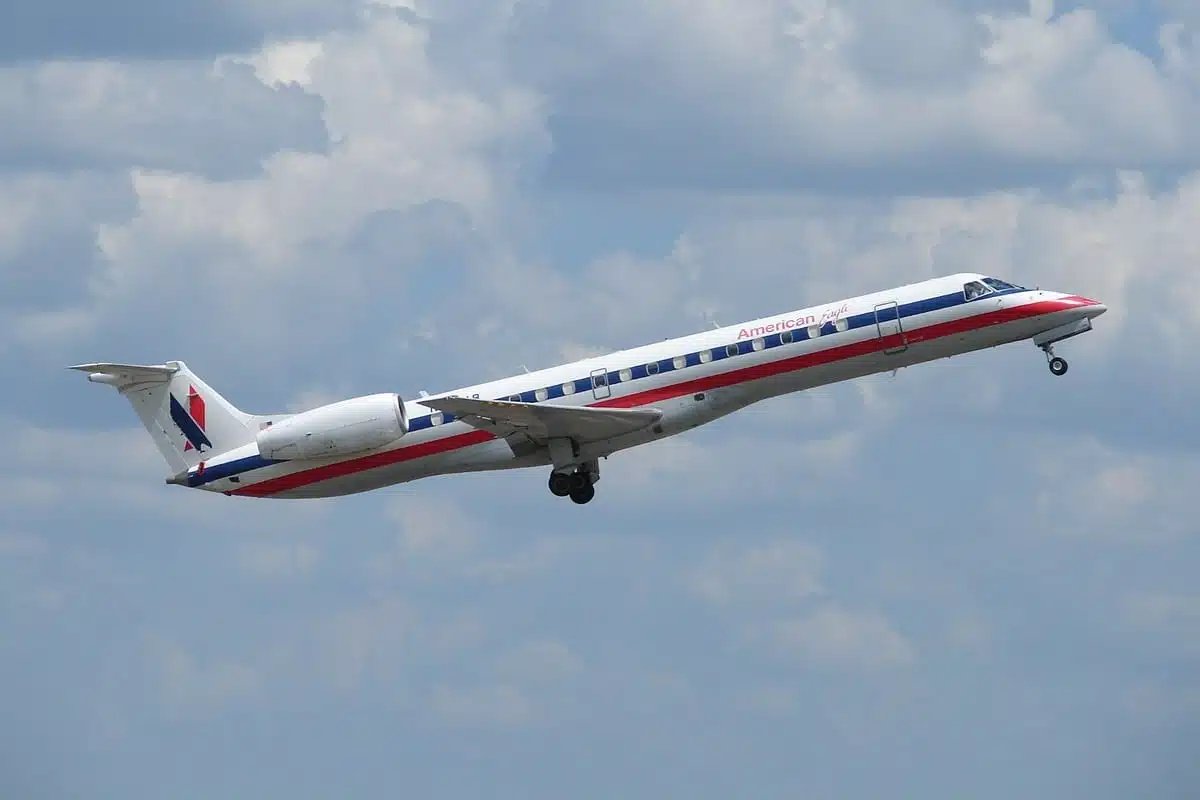 Location de jet privé : American Airlines décolle ciel nuageux.