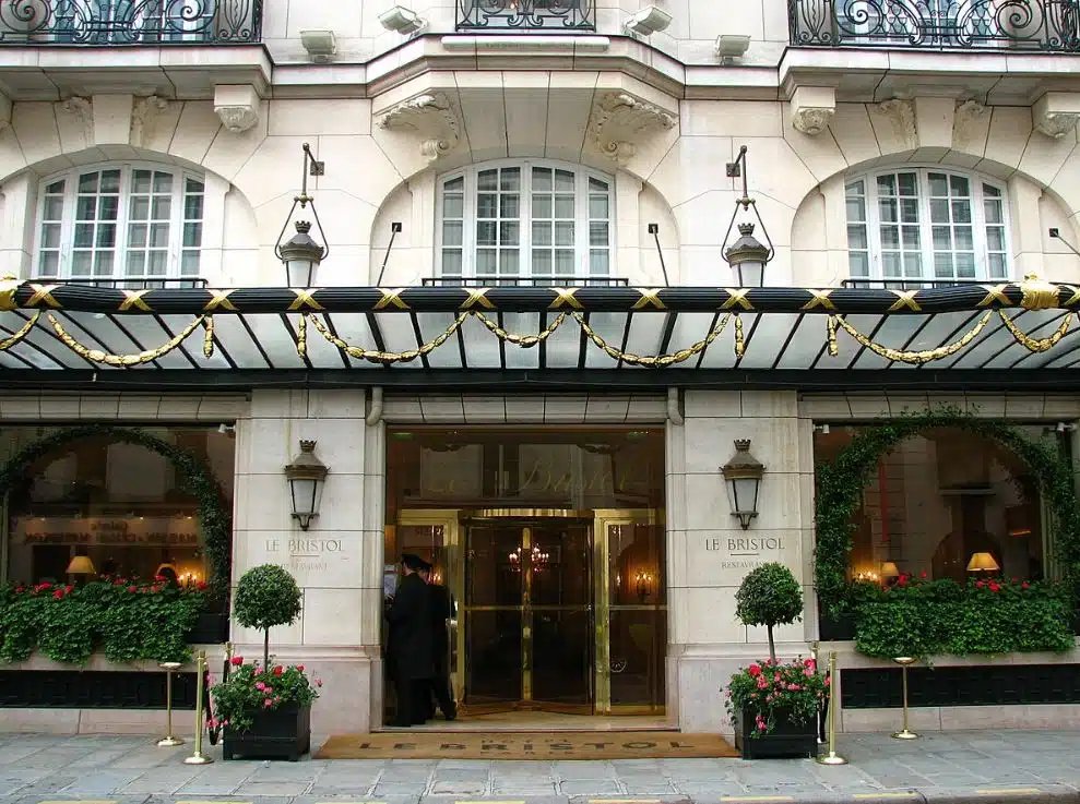 Vue de l'entrée du palace parisien le Bristol