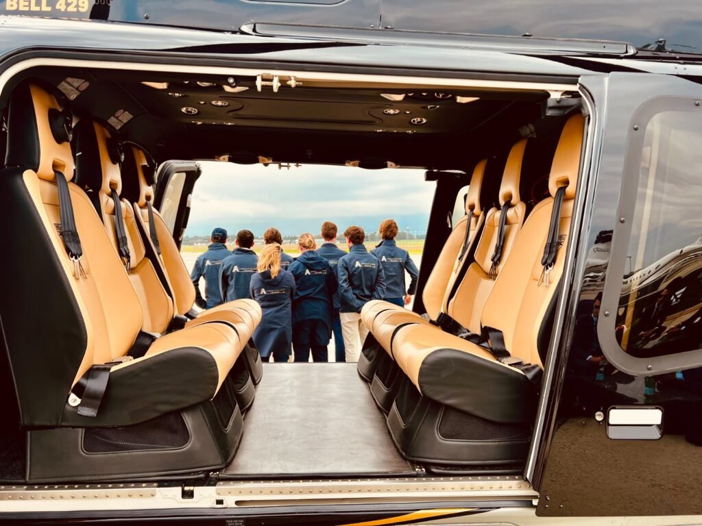 Photo équipe GCD Logistique Aviation derrière un hélicoptère ouvert