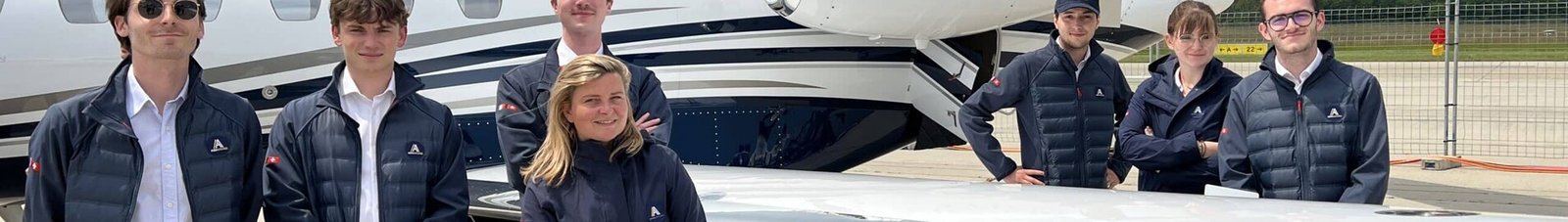 Photo équipe courtier aérien GCD Logistique Aviation devant jet privé