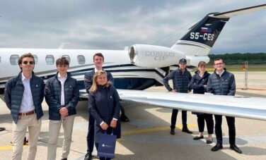 Photo équipe courtier aérien GCD Logistique Aviation devant jet privé